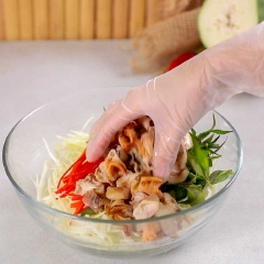 Cho vào tô lớn các nguyên liệu đã chuẩn bị: đu đủ bào, 50gr rau răm, 40gr ớt sừng cắt sợi, thịt ốc tỏi, 300gr sứa cắt nhỏ (đã sơ chế). Sau đó cho nước mắm gỏi vào, trộn đều cho thấm và cho gỏi ra đĩa. Rắc thêm 30gr đậu phộng rang, 10gr ớt sừng cắt lát lên trên.