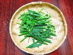Hoa hẹ nhặt lấy đoạn non, sau đó rửa sạch và thái khúc hơi dài. Tỏi băm nhỏ. Thịt bò rửa sạch, thấm khô, thái miếng mỏng hoặc hình con chì đều được.