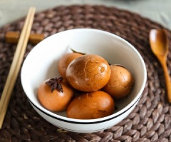 Sau thời gian ngâm, vớt trứng ra. Thấm cho khô sau đó để trong tủ lạnh chuẩn bị để dùng. Công việc cuối cùng của bạn chỉ còn là bóc vỏ, bày ra rồi cùng gia đình thưởng thức món trứng trà thơm ngon thôi.