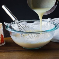 Trộn sữa chua và phần còn lại của heavy cream trong âu rồi đánh đều. Thêm hỗn hợp gelatine - heavy cream và đánh cho đến khi hòa quyện hoàn toàn.