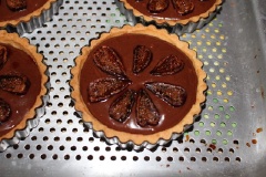 Khi vỏ bánh tart chín vàng đều, bạn lấy ra khỏi lò nướng và đổ hỗn hợp chocolate vừa trộn vào. Muốn bánh trông đẹp mắt bạn có thể trang trí hạt khô lên trên mặt bánh.