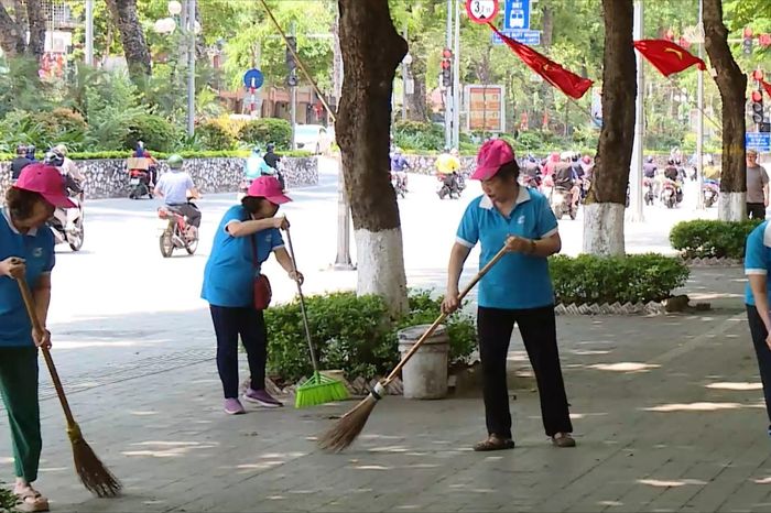Phụ nữ phường Giảng Võ duy trì cảnh quan đường phố - Đài Phát thanh và truyền hình Hà Nội
