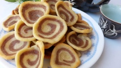Bánh tai heo giòn béo với hương vị thơm đặc trưng của bơ và bột cacao giúp món ăn vặt trở nên cuốn hút. Chắc chắn các bé nhà bạn sẽ nghiện món bánh này cho xem.
