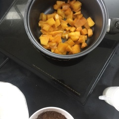 Chuẩn bị xoài băm nhuyễn cùng đường cát. Thắng xoài trên bếp với lửa nhỏ cho đặc và sệt lại. Vậy là hoàn thành sốt để cho vào nhân bánh.