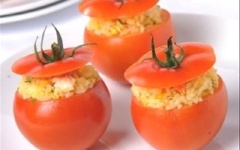 Bày cơm ra đĩa, ăn kèm nước tương hoặc tương ớt nếu thích.