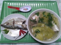 Tắt bếp, múc canh ra tô, rắc hành lá, ngò rí vào và dùng với cơm nhé!