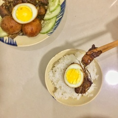 Vậy là món thịt kho sả đã hoàn thiện rồi, phần thú vị ở đây khi kho, bạn sẽ có phần nước sốt sền sệt, dùng khi ăn với cơm nóng thịt thật là ngon. Phần thêm là hương vị thịt kho đậm đà, thịt chín đều và mềm, cùng vị sả thơm thơm. Bữa cơm gia đình đã ngon mà còn rất đưa cơm nhé.