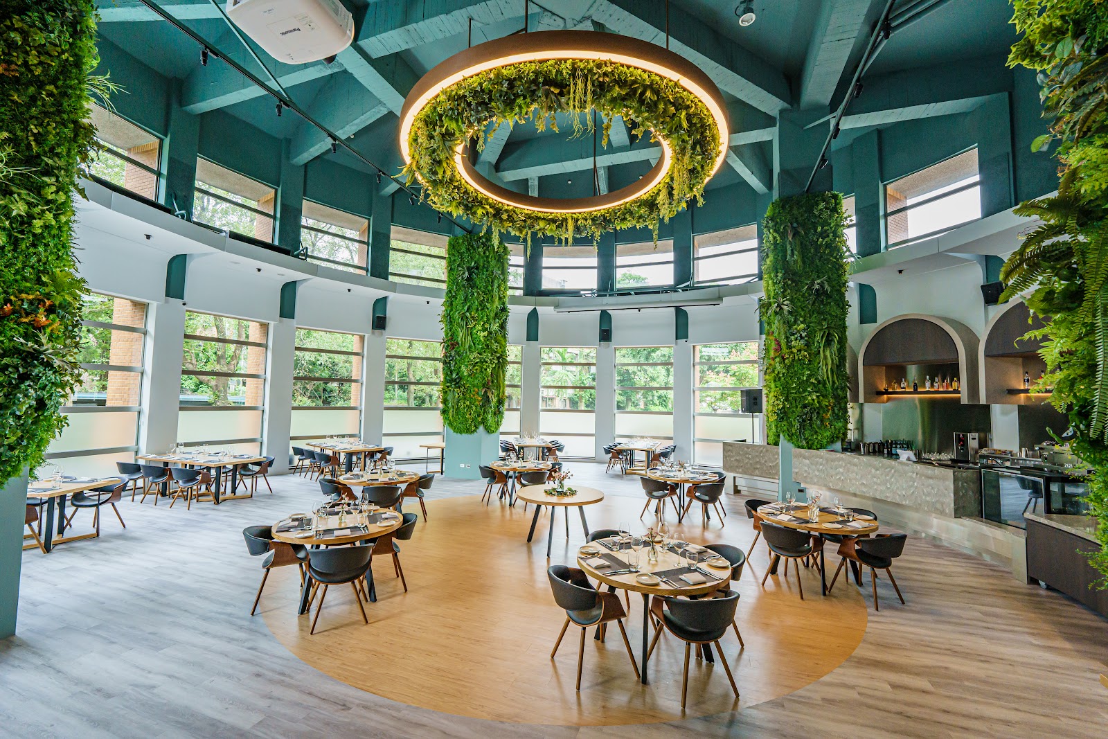 台大明達館空間拍攝，呈現挑高餐廳、植栽環形燈、座位與吧台