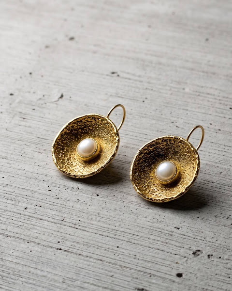 Crater Pearl Drop Earrings frontend image