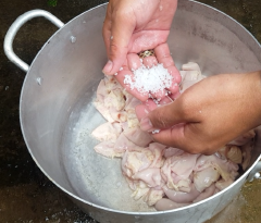 Riêng lòng non rửa lại sạch với nước muối nhiều lần