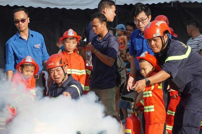 Khi bệnh nhi 'hóa thân' lính cứu hỏa - Báo Đà Nẵng