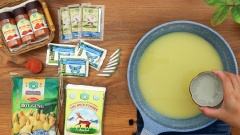 Làm nhân đậu xanh cho bánh: chuẩn bị 200gr đậu xanh không vỏ luộc chín, thêm 40gr đường, 200ml nước lọc rồi cho vào cối xay nhuyễn mịn. Bắc chảo lên bếp, cho hỗn hợp đậu xanh xay nhuyễn vào chảo, khuấy đều và sên lửa vừa trên bếp 15 phút cho đến khi hỗn hợp hơi sệt lại. Sau đó cho thêm 50ml dầu dừa, khuấy đều cho hòa quyện và tiếp tục sên cho đến khi nhân đậu xanh khô ráo là được. Để đậu xanh nguội bớt rồi vo nhân thành từng viên tròn nặng 35gr, bọc kỹ để nhân không bị khô và gây nứt.