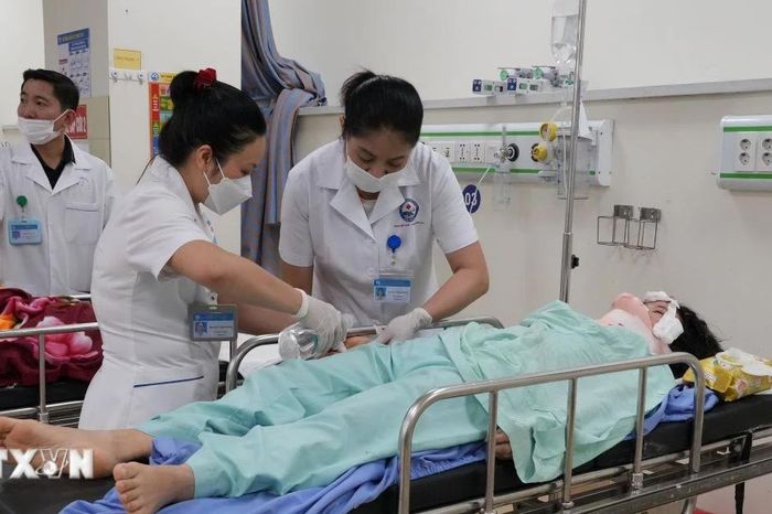 Phú Thọ nỗ lực cứu chữa nạn nhân trên xe 29 chỗ gặp nạn - Báo VietnamPlus