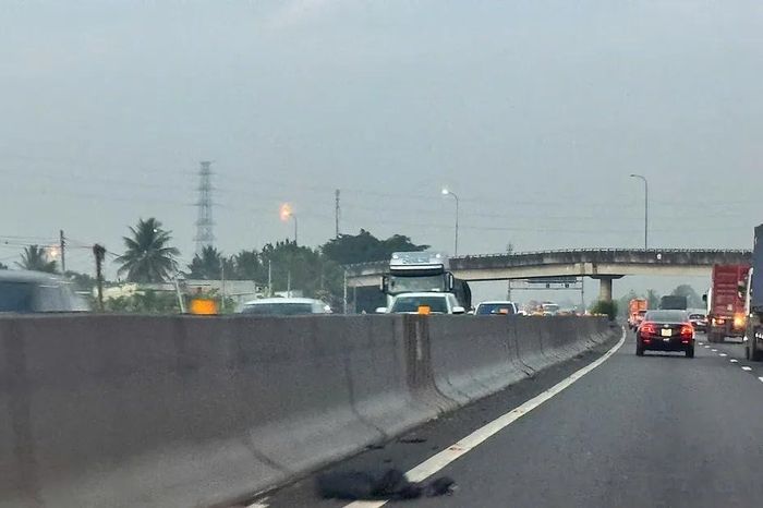 Nhiều loại rác thải trên cao tốc TPHCM – Trung Lương – Mỹ Thuận – Cần Thơ - Báo Sài Gòn Giải Phóng
