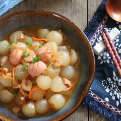 Múc bí đao xào xúc xích cho ra tô và dùng nóng với cơm. Bí đao xào xúc xích có bí đao chín giòn mát, xúc xích béo bùi, thơm hương tôm khô, rất hấp dẫn. Đây là món ăn vừa ngon, vừa dinh dưỡng rất thích hợp cho bữa cơm của gia đình bạn.