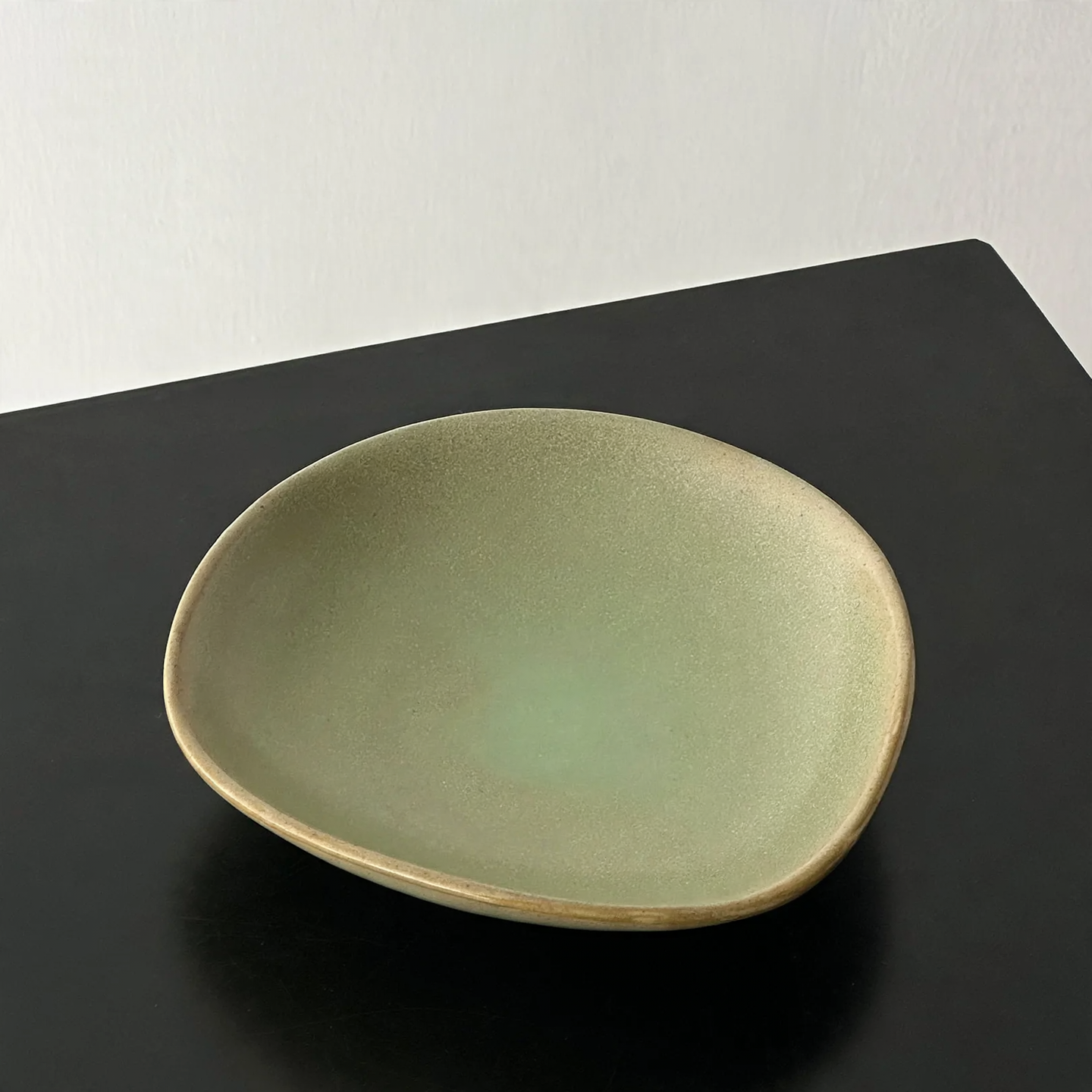 Round plastic tray, cream and black