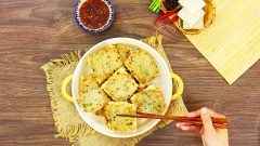 Đun nóng dầu, lần lượt cho từng miếng cơm cháy chả cá vào chiên đến khi chả cá chín vàng thì vớt ra đĩa có lót giấy thấm dầu.