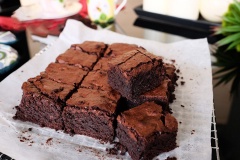 Bánh chocolate chip brownie khá đơn giản trong cách làm và dành cho những ai lần đầu làm bánh có thể tự mình trổ tài đấy. Vậy còn chờ gì mà chúng ta không nhanh tay lưu ngay công thức lại nào. Bánh sẽ ngon hơn nhiều khi ăn cùng kem tươi đấy.