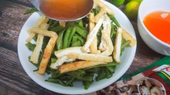 Cho rau muống đã trụng ra dĩa, thêm lên mặt đậu hũ cắt sợi. Khi ăn chỉ cần thêm nước xốt gỏi chua ngọt lên trên, trộn đều là có thể thưởng thức rồi đó. Chúc các bạn thành công nha.