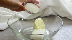 Bánh LeTAO gồm có 4 lớp: dưới cùng là đế bánh bông lan cơ bản, trên là lớp bánh phô mai nướng rồi đến lớp bánh phô mai lạnh, cuối cùng phủ bên ngoài là cốt bánh bông lan vụn. Đầu tiên chuẩn bị phần phô mai nướng: cho vào tô 100gr phô mai mascarpone, 100gr kem phô mai và 40gr đường rồi đánh lên đến khi hỗn hợp mịn mượt. Thêm 1 cái trứng gà, 1 ít nước cốt chanh vàng và 70ml whipping cream vào tô rồi trộn đều lên. Rây 10gr bột mì số 8 (cake flour) vào hỗn hợp, trộn đều.