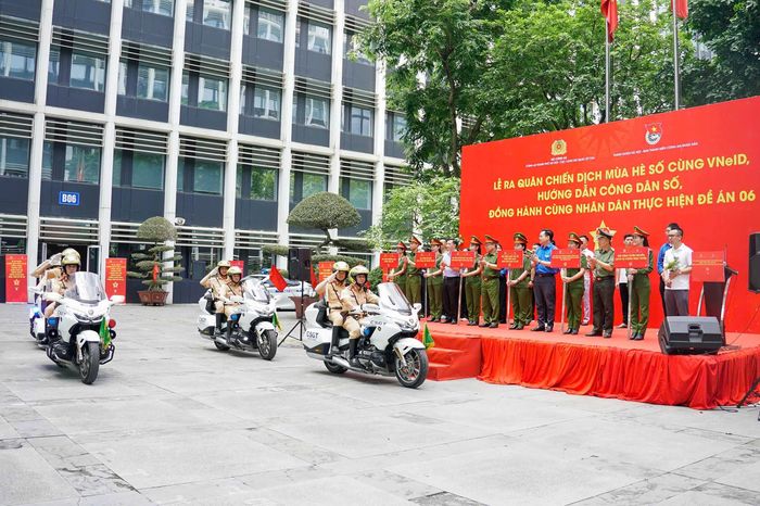 Bộ Công an triển khai 'Chiến dịch Mùa hè số cùng VNeID' - Đài Phát thanh và truyền hình Hà Nội