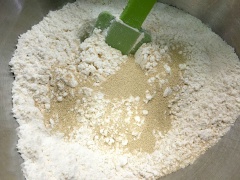 Cho 300g bột mì (bread flour), 15g sữa bột (không bắt buộc), 40g đường, 1/2 muỗng cà phê muối vào âu trộn đều. Tiếp đến bạn cho thêm men nở vào.