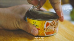 Trong khoảng thời gian này, chuẩn bị một tô nhỏ để làm sốt pasta: mayonnaise, bù tạt vàng, tương cà, sữa tươi, nước cốt chanh và cá ngừ theo định lượng bên trên. Trộn đều hỗn hợp và nhớ chừa lại một ít cá ngừ để trang trí.