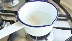 Cho bột galetin vào nước rồi đun sôi lên, vừa đun vừa khuấy nhẹ. Đun trong khoảng 5 phút.