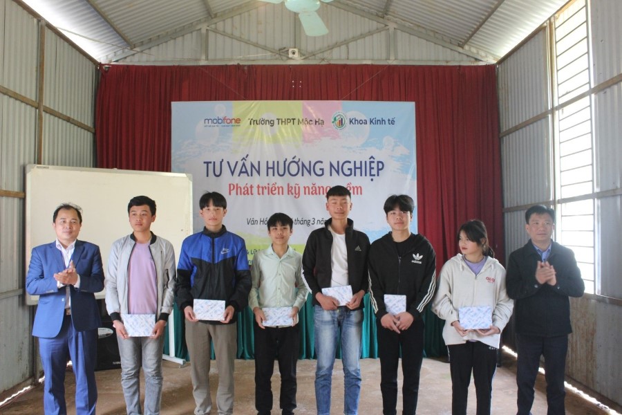 Bộ môn Quản trị kinh doanh, Khoa Kinh tế tổ chức tư vấn hướng nghiệp và phát triển kỹ năng mềm cho học sinh tại Trường THPT Mộc Hạ, huyện Vân Hồ, tỉnh Sơn La