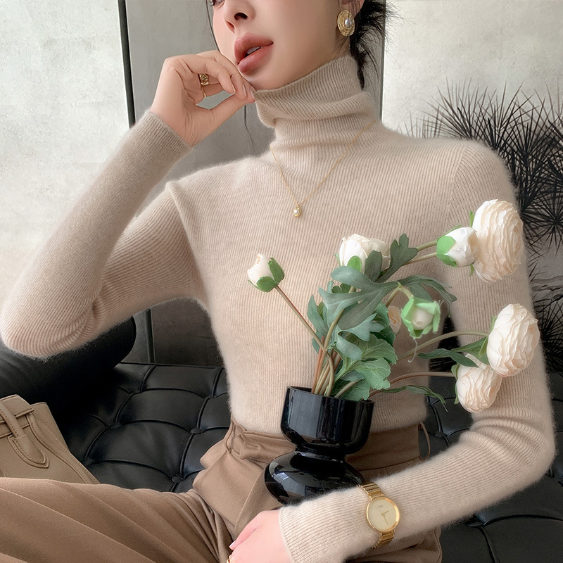 Women's knit sweater with stand-up collar, long sleeves, lined