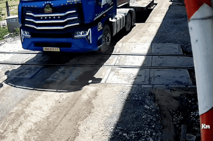 Video xe đầu kéo tông gãy cần chắn, vượt đường sắt ngay trước khi tàu đi qua - Báo Sức Khỏe &amp; Đời Sống