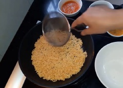 Đun nóng khoảng 3 muỗng canh dầu ăn trong chảo mặt phẳng, cho mì đã chín vào chảo, dàn mỏng đều chiên lửa nhỏ vừa. Sau đó cho trứng vào. Khi trứng chín thì phết đều sốt cà chua vào, đậy nắp khoảng 5 phút cho mặt trên chín. Mở nắp rắc thêm tiêu và hành lá, chiên cho mặt dưới của mì giòn thì trở mặt mì, chiên tiếp cho giòn măt trên là được.