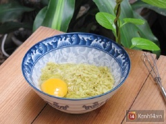 Trộn đều 20g cốm với trứng gà và 1/2 muỗng cà phê muối, để yên khoảng 5 phút.