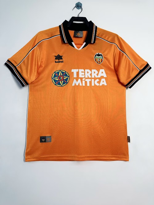 Equipación de visitante del Valencia 1999.jpeg