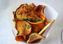 Rắc lên một ít lá hương thảo là có ngay món snack khoai lang giòn, thơm ngon, nóng hổi.