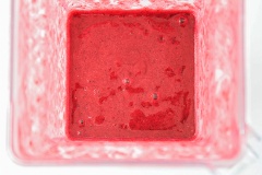 Nước chanh bạn pha sẵn cho vừa miệng. Bạn chọn các loại trái cây họ dâu (berry) để mix lại nha, như dâu tằm, dâu tây, việt quất, nam việt quất..., sau đó rửa sạch, đông đá. Cho dâu vào máy xay sinh tố, rưới nước chanh, đường vào, xay nhuyễn mịn.