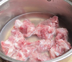 Cho xương đuôi heo vào nồi, đổ ngập nước, đun sôi trong 3-4 phút. Chắt bỏ nước luộc xương, rửa vài lần với nước lạnh cho sạch bọt bẩn. Cho xương trở lại nồi, đổ nước, ninh nhừ xương để làm nước dùng.