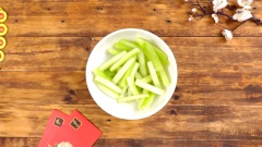 Ngâm bí với 500g đường và 5g muối trong 5-6 tiếng cho đường tan ra.