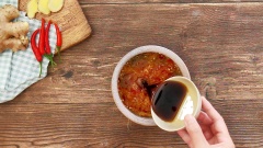 Nước mắm gừng: Cho vào cối 10gr tỏi, 10gr ớt, 30gr gừng, 50gr đường và giã nhuyễn. Sau đó thêm 50gr nước mắm, 50ml nước lọc và 20ml nước cốt chanh. Dùng muỗng khuấy đều các nguyên liệu với nhau.