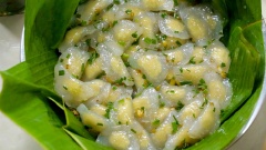 Trộn đều mỡ hành với bánh bột lọc, thêm bánh mì nướng giòn, chả lụa chay, nước mắm chay rồi thưởng thức thôi. Bánh bột lọc mềm mềm dai dai, nhân đậu xanh rất thơm, ăn chay mà ngon và hấp dẫn như vậy rồi chắc là các bạn sẽ muốn ăn hoài luôn đúng không. Cùng trổ tài đãi gia đình một bữa bánh bột lọc chay thanh đạm vào những ngày ngán thịt cá nhé.