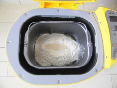 Cho vào máy nhồi bột bánh mì gồm: 50g trứng gà, cà rốt nghiền, 30g đường, 30g dầu bắp, 3g muối. Rây tiếp 25g sữa bột và 3g men nở vào. Khởi động máy nhồi và ủ trong khoảng 90 phút.
