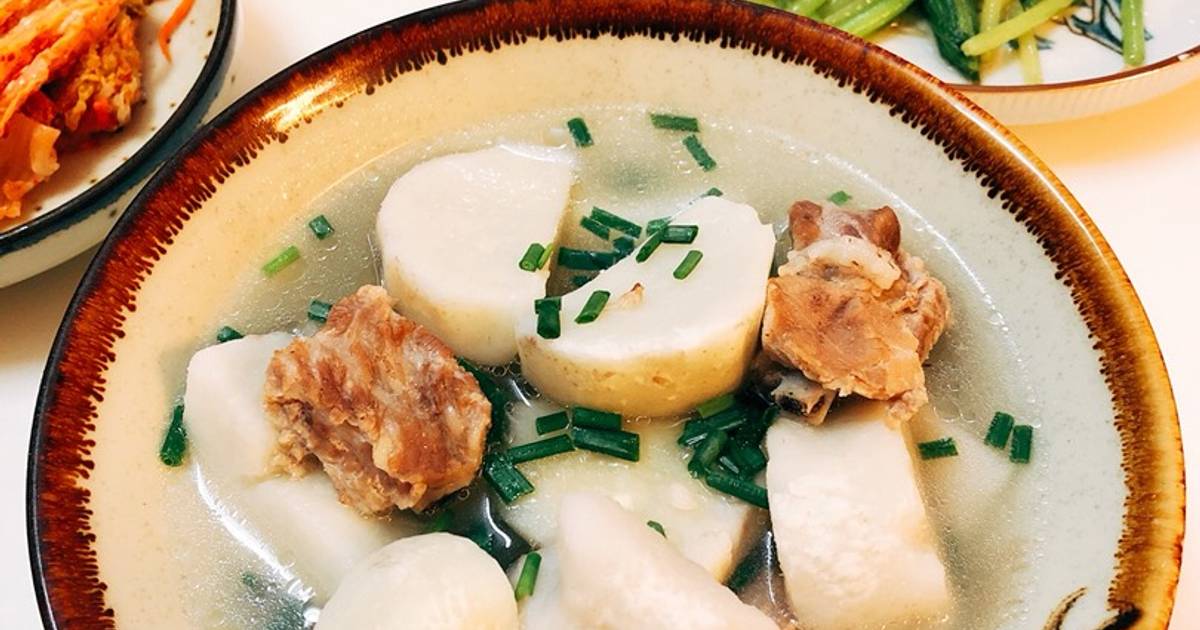 Canh khoai sọ nấu sườn
