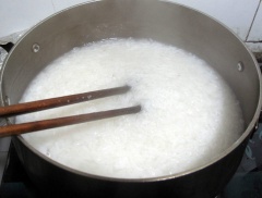 Vo sạch gạo nếp rồi cho vào nồi. Thêm sữa tươi, 50gr đường trắng vào, nấu lửa nhỏ khoảng 30 phút hoặc đến khi gạo nếp chín mềm. Tắt bếp, cho bột quế, vani vào.