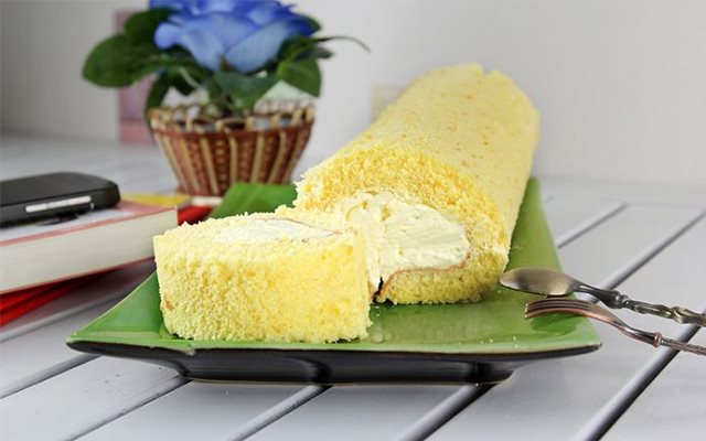 Bánh Bông Lan Cuộn Kem Tươi