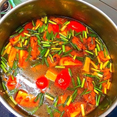 Cho nồi lên bếp, cho 1 muỗng canh dầu ăn, cho cà chua và sả cây vào đảo đều, cho 1.5 - 2 lít nước vào, cho gói gia vị nấu lẩu Thái vào, nêm nếm gia giảm vừa ăn.