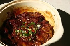 Cho cá và thịt vào nồi, thêm một 2 muỗng canh dầu ăn nấu cho cá săn lại thì cho nước sôi vào ngập mặt cá, đun nhỏ lửa, nếm thử vị rồi nêm lại cho vừa ăn. Kho lửa nhỏ đến khi nước gần cạn thì cho hành lá và tiêu vào rồi tắt bếp.