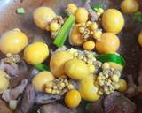 Chiên giòn lá hoành thánh, để ráo dầu. Phi thơm đầu hành, cho lòng gà cắt nhỏ vào đảo đều rồi cho trứng non đã luộc vào, thêm chút nước, nước mắm, hạt nêm