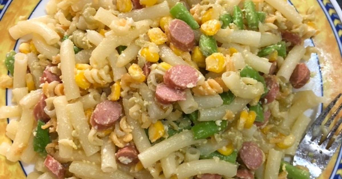 Hôm nay tớ xào mỳ nui với xúc xích, ngô ngọt, trứng gà và quả đậu
