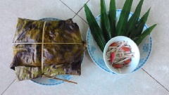 Cho lên nướng trên bếp than khoảng 30-45 phút cho đến khi thịt chín và lá chuối cháy xém là được.