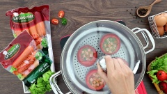 Cho hỗn hợp trứng xúc xích vào vỏ cà chua. Sau đó cho nồi hấp chín với lửa nhỏ trong 15-20 phút đến khi trứng chín se mặt.